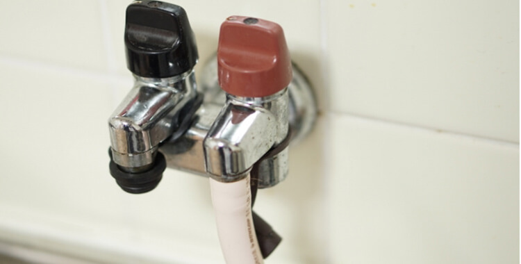 ガス栓・ガス管のチェックや、危険物の管理方法を確認す