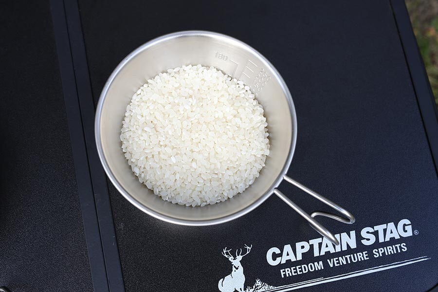 1.シェラカップの100の目盛りまで生米を入れ米を研ぐ