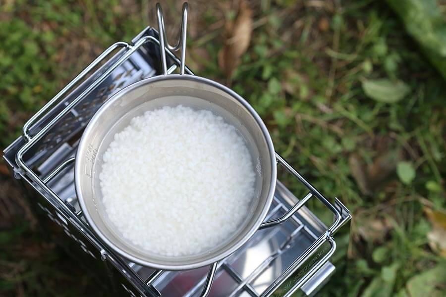 2.200の目盛りを少し超えるぐらい水を入れ、30分～1時間吸水させる