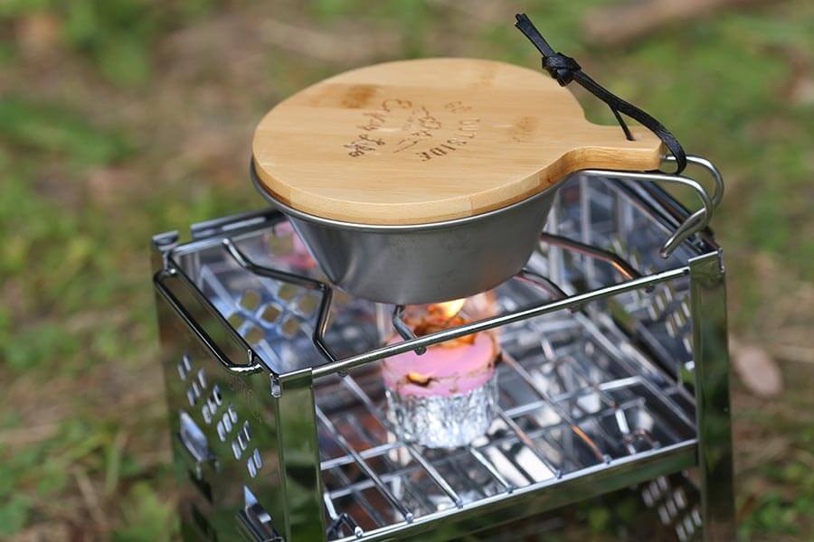 3.シェラカップにフタを被せ、固形燃料に着火し、燃えつきるまで待つ