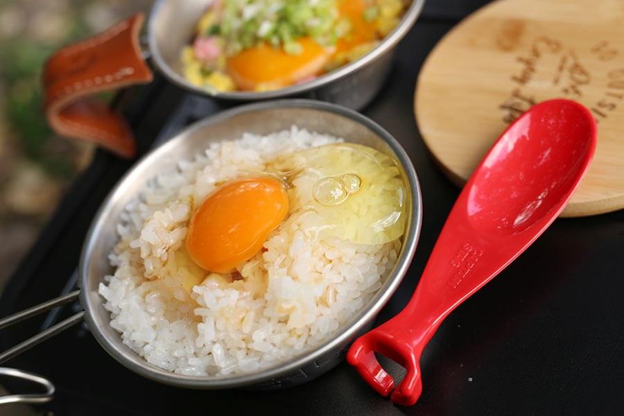 5.生たまごを割り入れ、しょうゆをかけて出来上がり