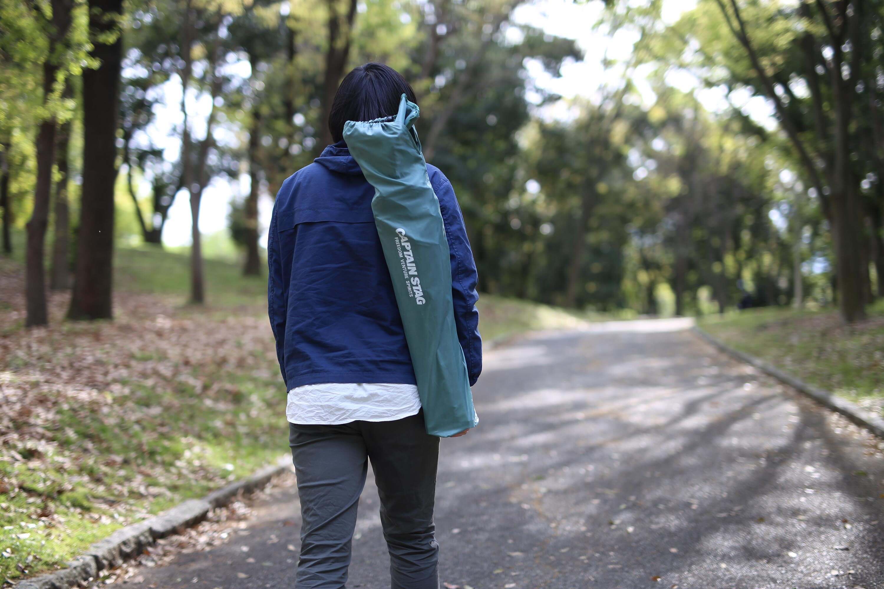 チェアを待ちだしている画像