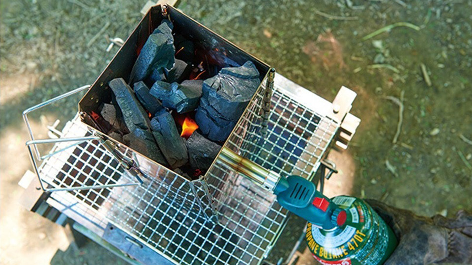 チャコールスタータでの炭おこしの様子