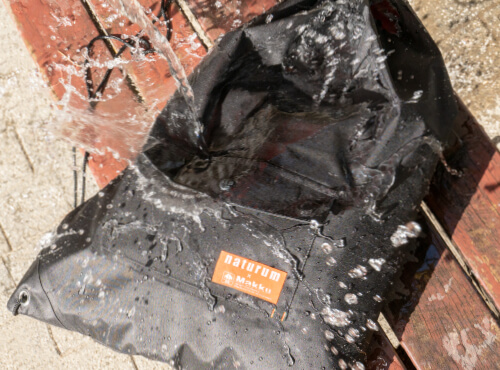 ポケット付き大型収納袋が付属