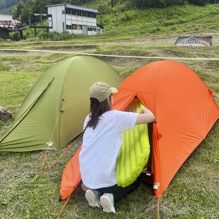 OMMの会場でテント設営をするナチュラムスタッフ