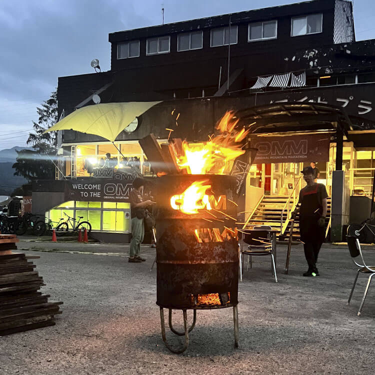 OMMと型抜きされたドラム缶でのキャンプファイヤー