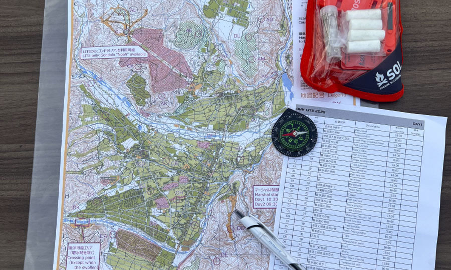 地図とコンパスと筆記用具