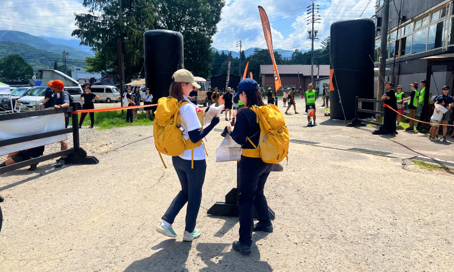 バックパックを背負う二人