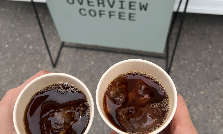 会場近くのカフェで美味しいコーヒーをいただく