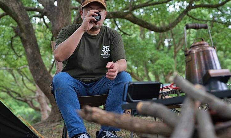 車でソロキャンプスタイルくつろぐ様子