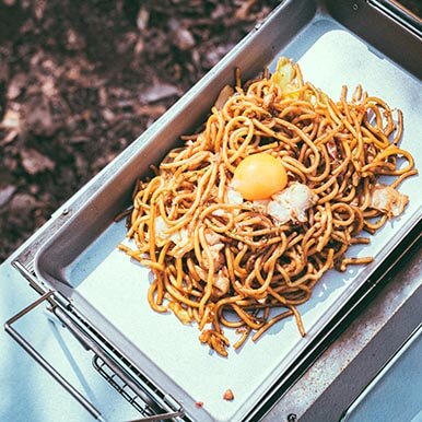 炒めものには[グリルプレート]がおすすめ。2～4人分のキャンプ飯に◎