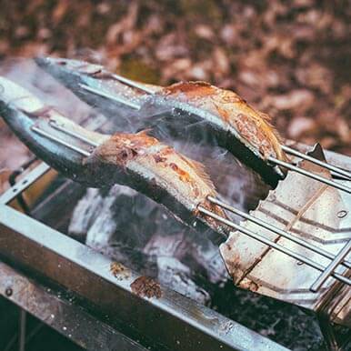 [ユニセラ焼鳥台II]を使えば、串の持ち手を焦がすことなく焼き鳥が焼ける！