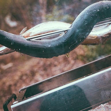 [ユニセラ焼鳥台II]を使えば、串の持ち手を焦がすことなく焼き鳥が焼ける！