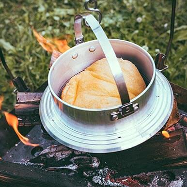 前日に作ったパン生地を[ファイアグリル]と[キャンプ羽釜]を使って実践！