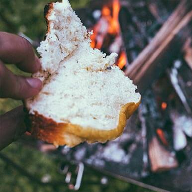 前日に作ったパン生地を[ファイアグリル]と[キャンプ羽釜]を使って実践！