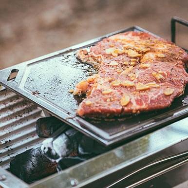 ステーキ肉や分厚い食材を焼くときは[クロテツ]と[ユニセラ]がおすすめ！
