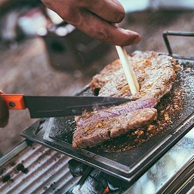 ステーキ肉や分厚い食材を焼くときは[クロテツ]と[ユニセラ]がおすすめ！