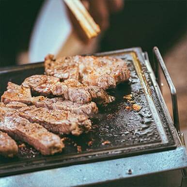 ステーキ肉や分厚い食材を焼くときは[クロテツ]と[ユニセラ]がおすすめ！
