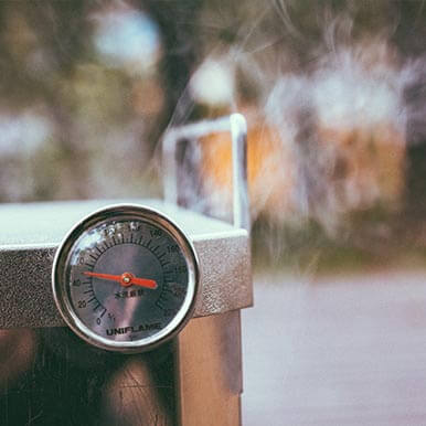 ナチュラムの燻製マスターがチーズやベーコンを温燻しました♪