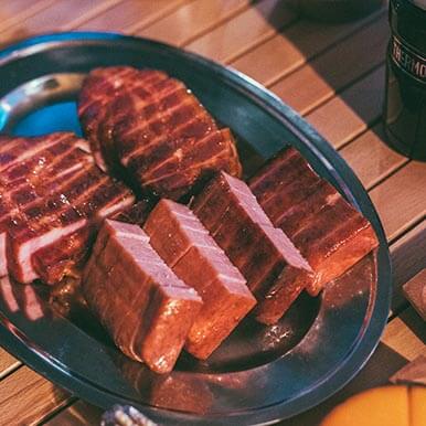 ナチュラムの燻製マスターがチーズやベーコンを温燻しました♪