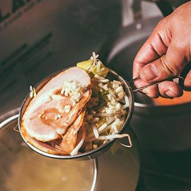 キャンプの夜に欲しくなる魅惑の一品「二郎系ラーメン」