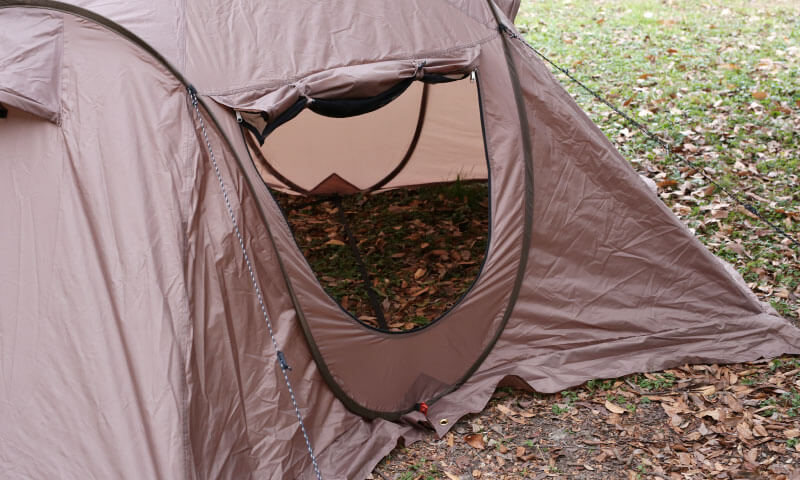 設営の簡単さと広い居住性を併せ持つポップワンポールテント「フィンガル ソロ」