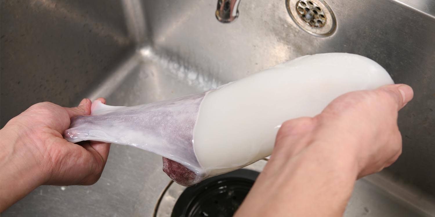 調理法1：イカをさばいて身に付いている皮をむいていく