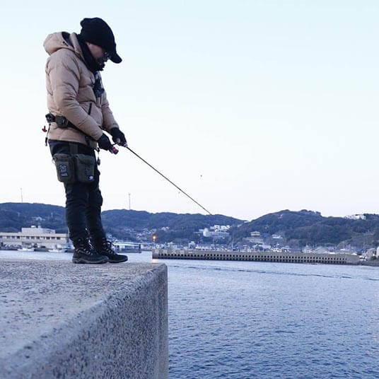 キャスト後はたるんだラインを巻いてから底まで落とす