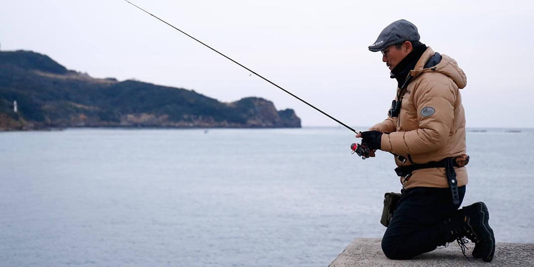 ゆっくり巻きながら軽くロッドを上下させる