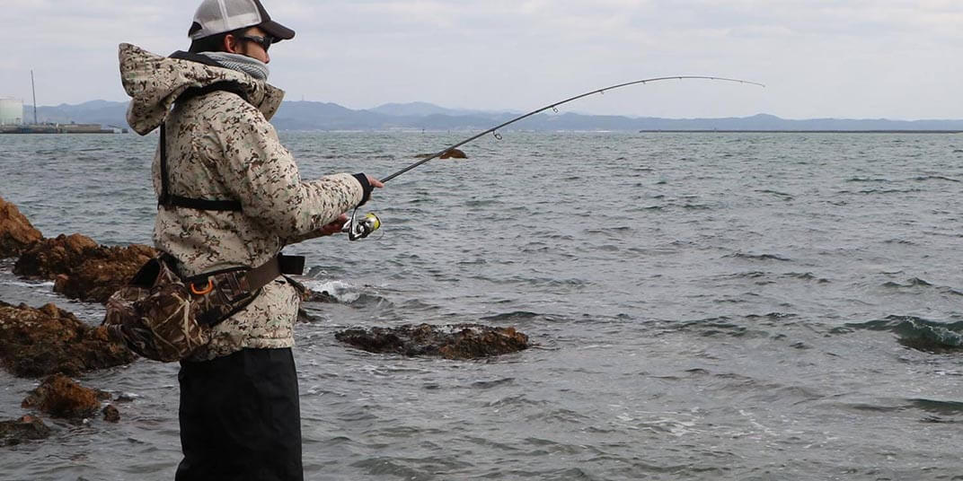 キャストしてルアーが着水したら少し沈ませて巻く！