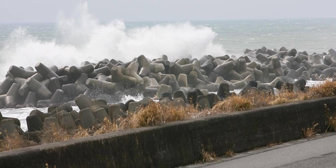 荒れた天候、危険な場所、立ち入り禁止区域では釣りをしない！