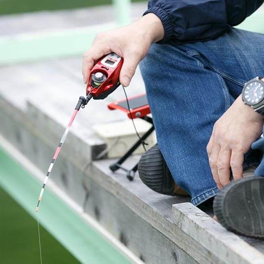 タナから軽くロッドを上下させながら誘っていく