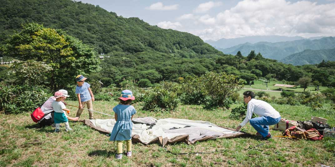 緑の多い自然の中、テントのある風景