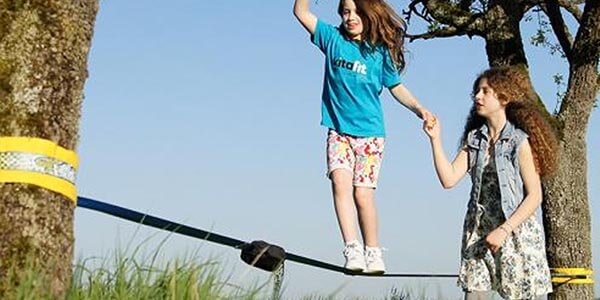 綱渡りとトランポリンを合わせたバランスを楽しむスポーツ「スラックライン」