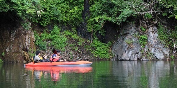 湖や川などにカヌーやカヤックを浮かべて漕いで大自然を感じよう♪