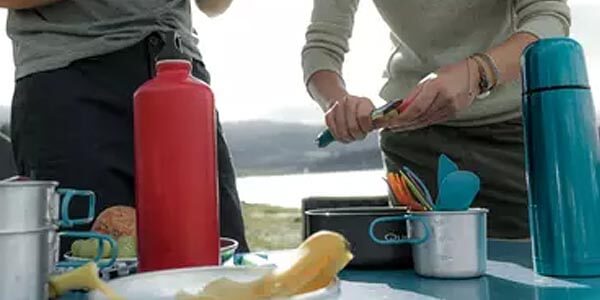 水分補給用の水筒、あれば便利な時計類やクッカーもご一緒に